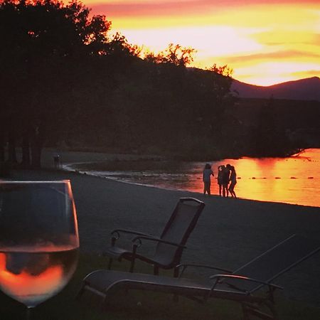 The Village Motel Нарамата Экстерьер фото